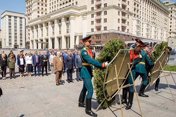 Руководство ГД приняло участие в церемонии возложения венка к Могиле Неизвестного Солдата